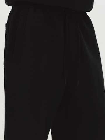 Loosefit Pantaloni di Pull&Bear in nero