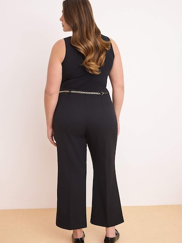 évasé Pantalon à plis Trendyol Curve en noir