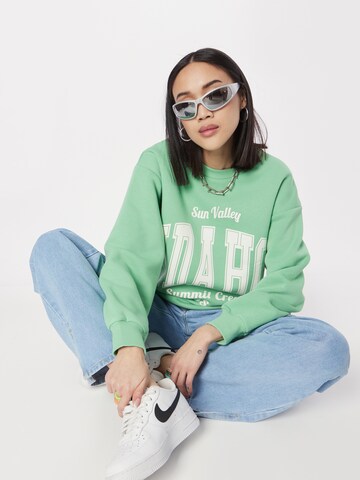 Gina Tricot Sweatshirt 'Riley' i grøn