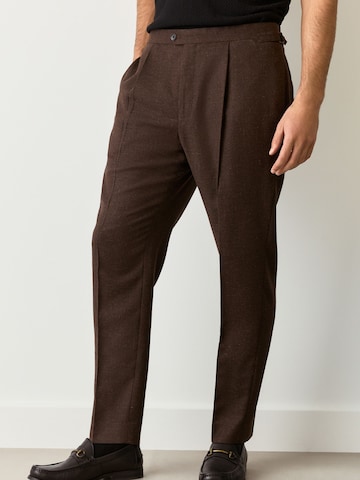 Next Slimfit Bandplooibroek in Bruin: voorkant