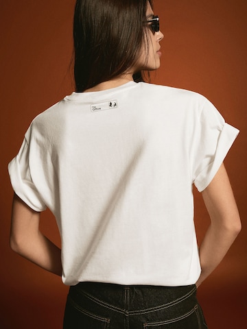 BershkaMajica 'SCOTT THE OFFI' - bijela boja