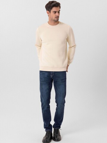 Jacey Quinn Sweatshirt in White: front