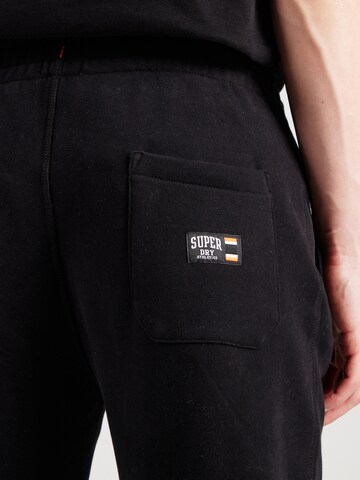 Superdry Tapered Broek 'Essential' in Zwart
