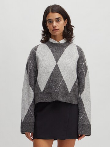 EDITED Sweater 'Doro' in Grey: front