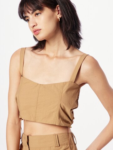 Top di Nasty Gal in grigio