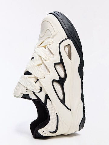 Bershka Trampki niskie w kolorze biały