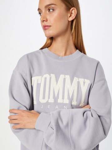 Tommy Jeans Sweatshirt in Purple