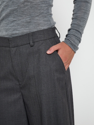 minus - Pierna ancha Pantalón 'Nancy' en gris