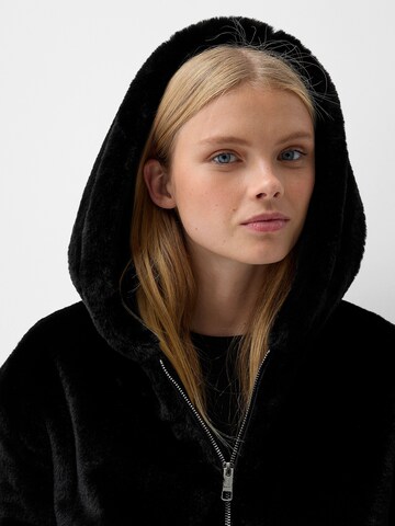Bershka Преходно яке в черно