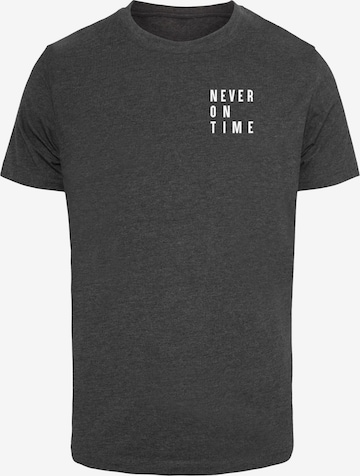 Merchcode Tričko 'Never On Time' – šedá: přední strana