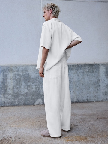 Bershka Baggy Byxa i vit