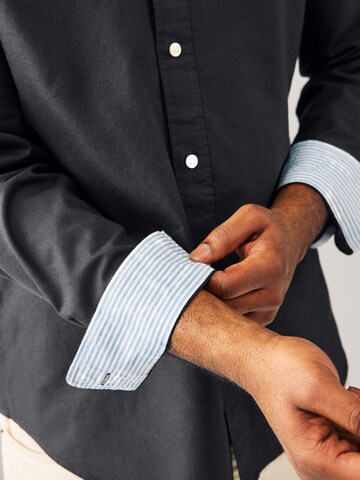 Next - Ajuste regular Camisa en gris