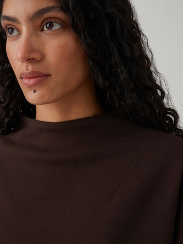 OPUS Tréning póló 'Gariane' - barna