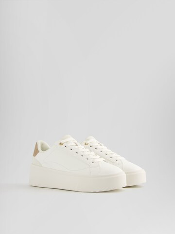 Baskets basses Bershka en blanc