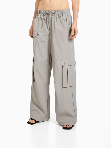 Bershka Wide leg Cargo Pants in Grey: front