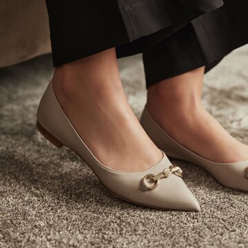 Isabel Bernard Pumps in Beige: voorkant