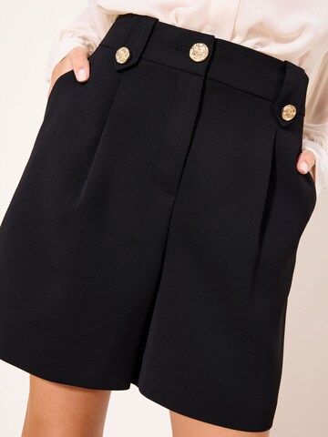 regular Pantaloni con pieghe di Lipsy in nero