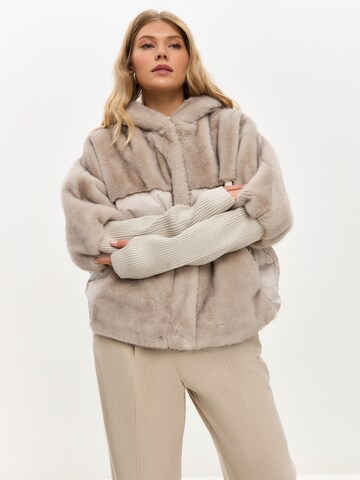 CESARE GASPARI Between-season jacket in Beige