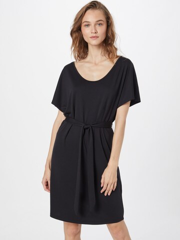 Rochie de la Superdry pe negru: față