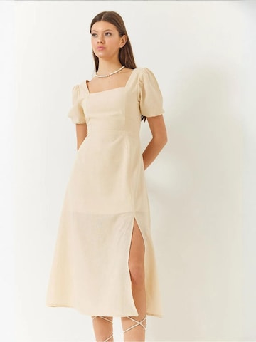 Abito di Bianco Lucci in beige: frontale