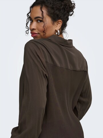 ONLY Carmakoma - Blusa 'CARFREYJA' en marrón