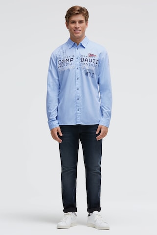CAMP DAVID Slim Fit Strukturiertes Langarmhemd mit Logo-Applikationen in Blau