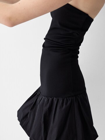 Rochie de la Bershka pe negru