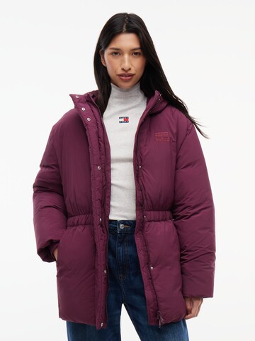 Tommy Jeans Zimní bunda – fialová: přední strana