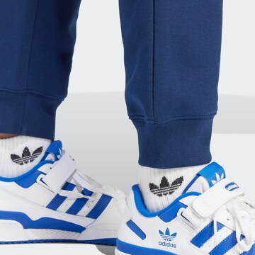 ADIDAS ORIGINALS Zwężany krój Spodnie 'Trefoil Essentials' w kolorze niebieski