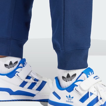 ADIDAS ORIGINALS - Tapered Calças 'Trefoil Essentials' em azul