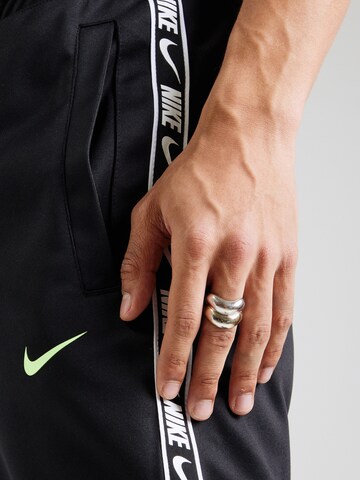 Nike Sportswear Zúžený Kalhoty 'REPEAT' – černá