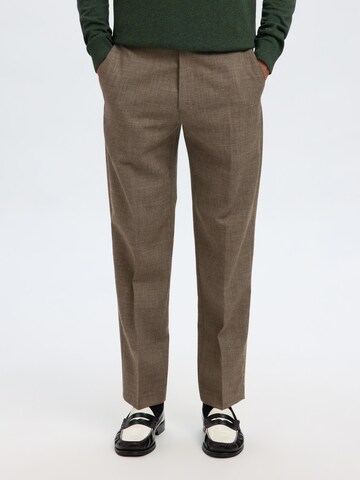 Regular Pantalon à plis SELECTED en marron : devant