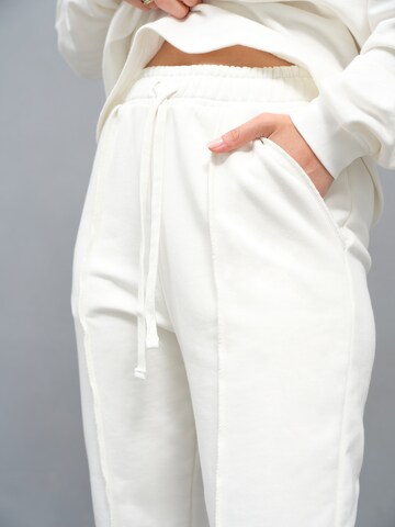 A LOT LESS Loose fit Trousers with creases 'Alexis' in White