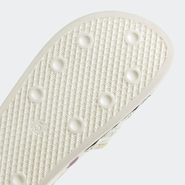 Claquettes / Tongs 'Adilette Thebe Magugu' ADIDAS ORIGINALS en blanc