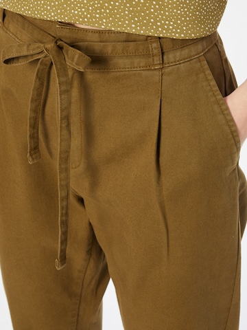 ESPRIT - Tapered Pantalón plisado en verde