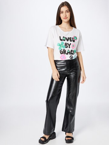 Tricou 'Loved by grace' de la Grace pe alb