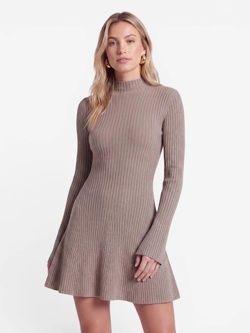 Rochie tricotat de la millane pe bej: față