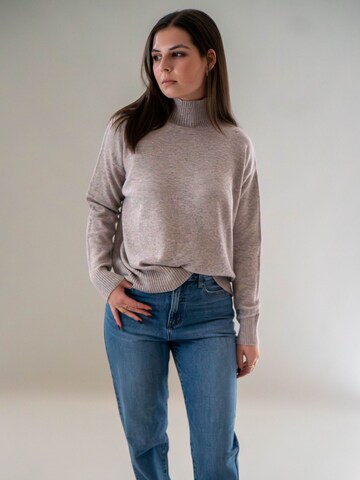 WEARABLE STORIES Trui 'Riske' in Beige: voorkant