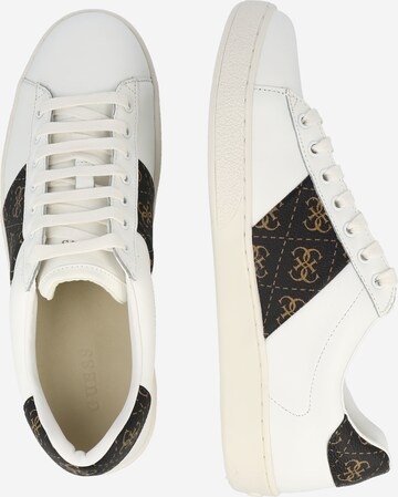 GUESS - Zapatillas deportivas bajas 'NOLA' en blanco