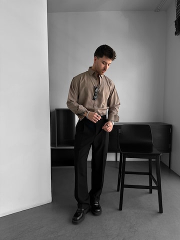 Kleidermafia Regular Fit Paita 'Regular Fit Striped Line Shirt - Brown' värissä ruskea