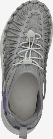 Scarpa slip-on di KEEN in grigio