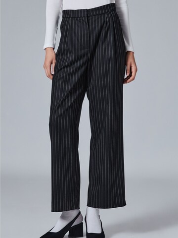 Loosefit Pantalon 'Mod' 4TAILORS en noir : devant