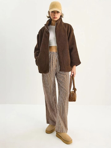 Bianco Lucci - Sobretudo de inverno 'Puffer- und Daunenmäntel' em castanho: frente