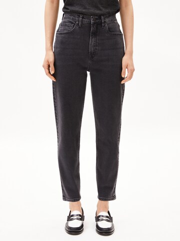 ARMEDANGELS Loosefit Jeans 'Mairaa' in Zwart: voorkant