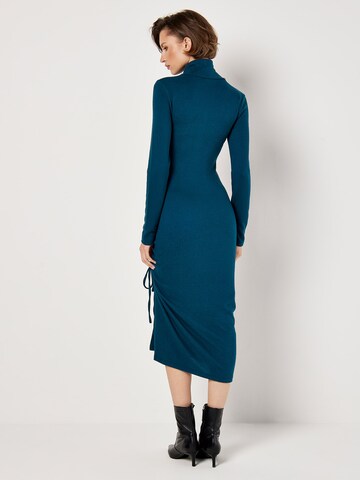 Robe Apricot en bleu