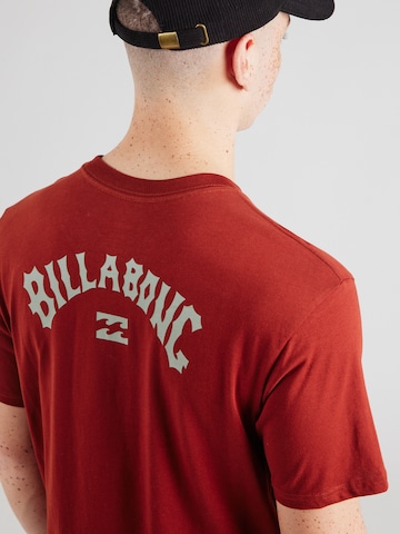 BILLABONG Футболка 'ARCH' в Красный