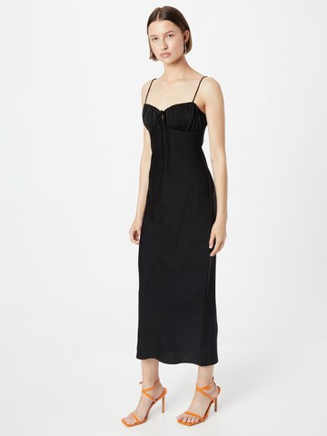 Gina Tricot Mekko värissä musta: etupuoli