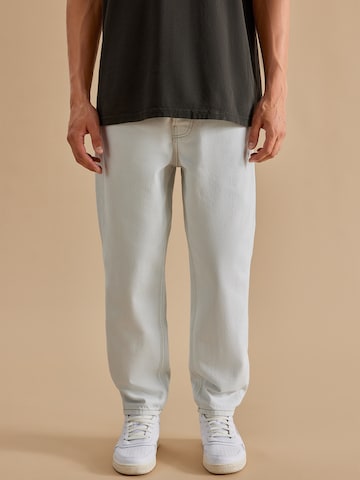 DAN FOX APPAREL Loosefit Jeans 'Jimmy' i blå: forside