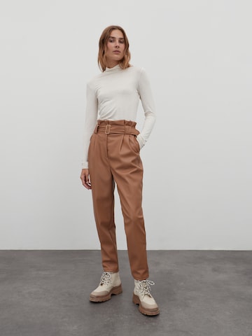 EDITED Loose fit Trousers with creases 'Margit' in Brown