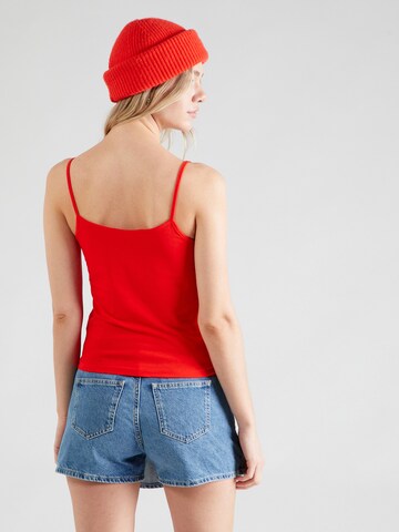 Top de la Calvin Klein Jeans pe roșu